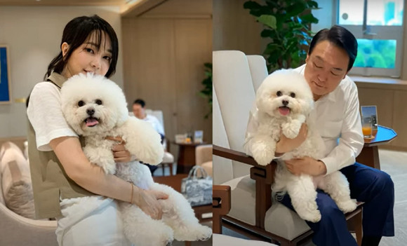 김건희 여사가 용산 대통령 집무실에서 윤석열 대통령과 함께 찍은 사진이 팬카페에 공개돼 논란이 일고 있다. ⓒ 연합뉴스