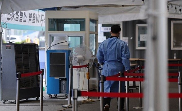 31일 중앙재난안전대책본부(이하 중대본)에 따르면 이날 코로나19 신규 확진자 수는 1만7000여명으로 집계됐다. ⓒ 연합뉴스