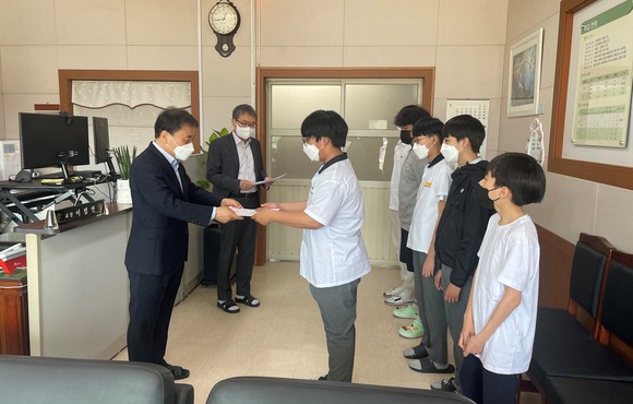 금산중 장학금 전달 모습. ⓒ 금산군