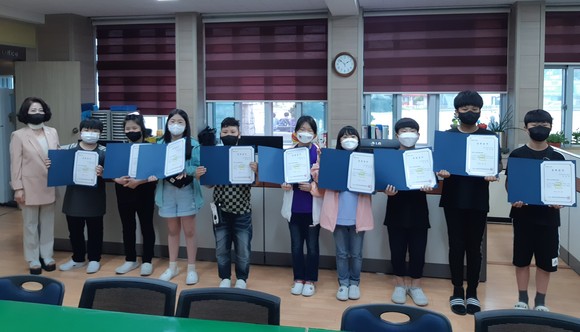 추부초 장학금 전달 후 기념촬영 모습. ⓒ 금산군