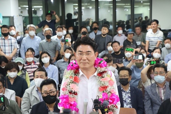 노관규 무소속 후보가 순천시장에 당선돼 환호하고 있다. ⓒ 선거사무실