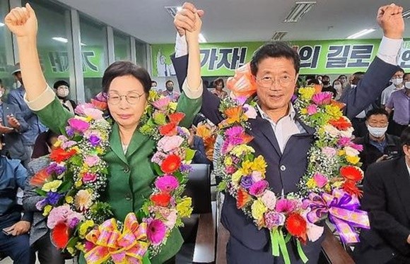 정인화 광양시장 당선인이 환호하고 있다. ⓒ 선거사무실
