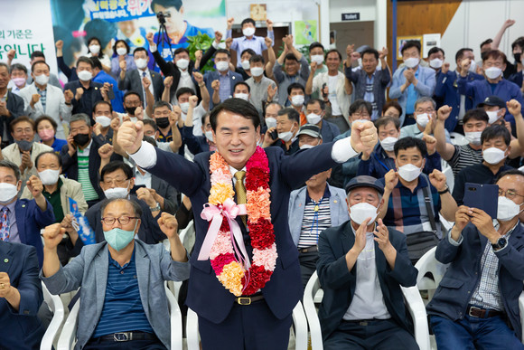 이정선 광주시교육감 후보가 승리가 확정된 뒤 지지자들과 환호하고 있다. ⓒ 프라임경제