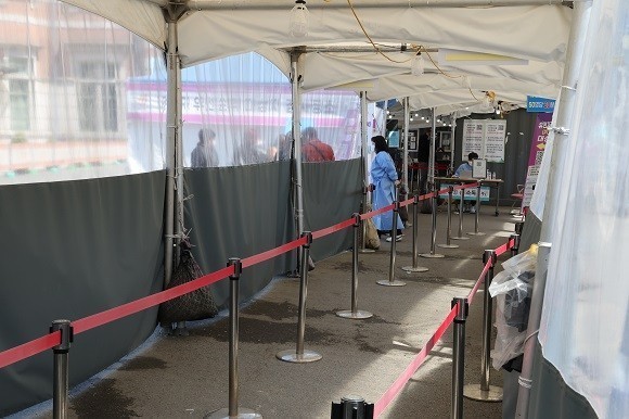 중앙방역대책본부에 따르면 2일 0시 기준 신규 확진자가 9898명으로 집계됐다. ⓒ 연합뉴스