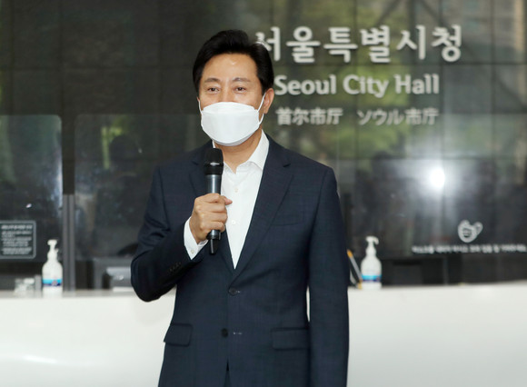 제8회 전국동시지방선거에서 승리한 오세훈 서울시장이 2일 서울시청으로 출근하며 당선 소감을 전하고 있다. ⓒ 연합뉴스