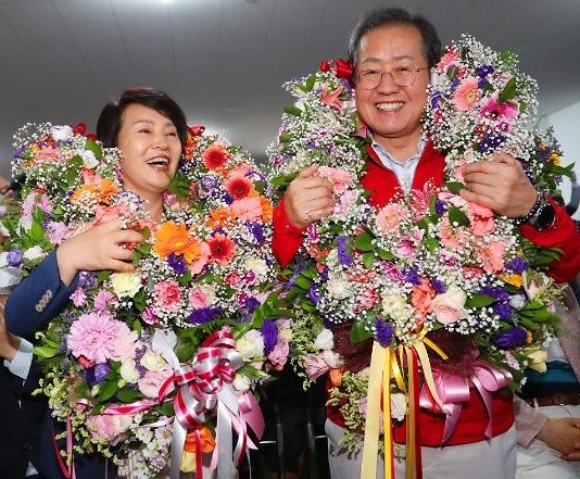 국민의힘 홍준표 대구시장 후보가 당선이 확실시되자 부인인 이순삼 여사와 기뻐하고 있다. ⓒ 프라임경제