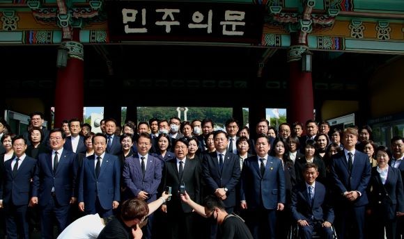 강기정 광주시장 당선인 등 민주당 광주시당 당선인 일동이 민주의 문 앞에서 이번 제8회 지방선거에 대한 소회를 밝히고 있다. ⓒ 프라임경제