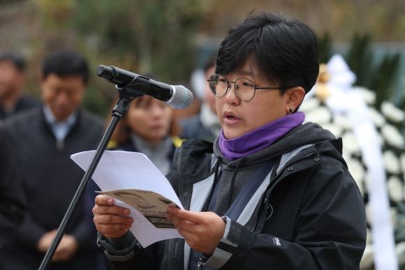 임종린 화섬식품노조 파리바게트지회 지회장이 2일 업무방해 혐의로 검찰에 송치됐다. 사진은 경기도 남양주시 모란공원에서 열린 제49주기 전태일 열사 추도식에서 추도사 중인 임종린 지회장 모습. ⓒ 연합뉴스