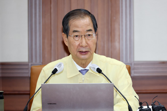 한덕수 국무총리가 3일 정부서울청사에서 열린 코로나19 대응 중앙재난안전대책본부 회의를 주재하고 있다. ⓒ 연합뉴스