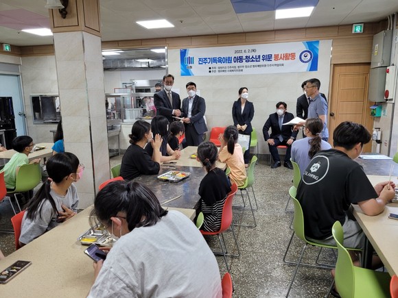 청소년 범죄예방위원 진주지역협의회가 진주기독육아원을 방문하고 격려금을 전달하고 있다. ⓒ 프라임경제