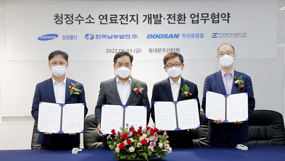 업무협약식 후 제후석 두산퓨얼셀 부사장(왼쪽 셋째)이 이병수 삼성물산 건설부문 부사장(왼쪽 첫째), 심재원 한국남부발전 사업본부장(왼쪽 둘째), 박영철 한국에너지기술연구원 연구단장과 기념사진을 촬영하고 있다. ⓒ 두산퓨얼셀
