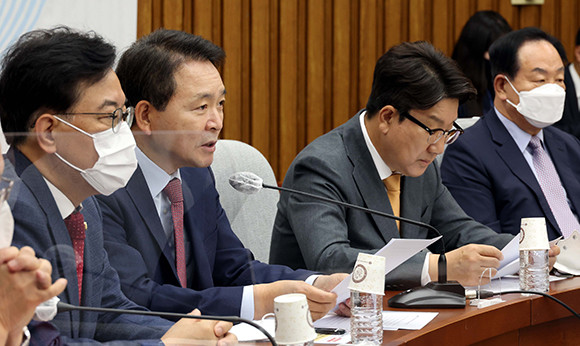 성일종 국민의힘 정책위의장은 7일 원내대책회의에서 화물연대의 총파업 철회를 주장했다. ⓒ 연합뉴스