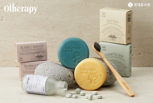 롯데홈쇼핑이 MZ세대들이 직접 기획한 친환경 브랜드 '아더라피(otherapy)'의 '바디 패키지'를 론칭하며 자체 기획 상품을 확대한다. © 롯데홈쇼핑