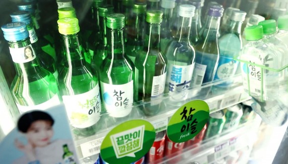 민주노총 화물연대 소속 화물차주의 파업으로 편의점 업계가 소주 물량을 제대로 확보하지 못해 비상이 걸렸다. 사진은 지난 7일 서울 시내 한 편의점에 진열된 소주. ⓒ 연합뉴스