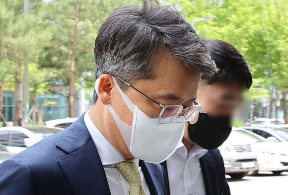 경쟁업체인 BBQ 내부 전산망에 불법 접속 혐의를 받고 있는 박현종 bhc그룹 회장이 8일 오후 서울 송파구 서울동부지법에서 열린 1심 선고 공판에 출석하고 있다. ⓒ 연합뉴스