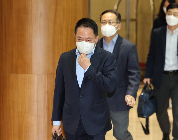 유럽 출장길에 오르는 이재용 삼성전자 부회장과 동행하는 최윤호 삼성SDI 사장이 7일 서울 강서구 서울김포비즈니스항공센터(SGBAC)를 통해 출국하고 있다. ⓒ 연합뉴스