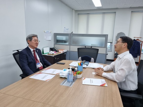 오태완 의령군수가 향안부 지방재정정책관에게 주요현안 사업들을 설명하고 있다. ⓒ 프라임경제