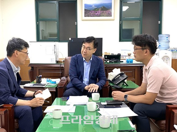 하승철 하동군수 당선인이 인수위 전문가 구성과 위원 모집을 위해 머리를 맞대고 있다. ⓒ 프라임경제