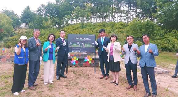 계룡시는 지난 8일 새터산공원에서 '탄소중립 자원봉사 숲'을 조성 식재 후 기념촬영을 하고 있다. ⓒ 계룡시