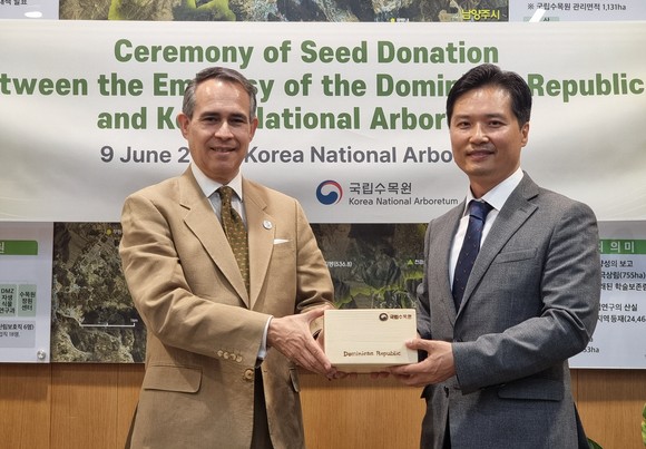 한-도미니카공화국 산림우호의 씨앗전달식 개최 모습(왼쪽 페데리코 알베르또 꾸에요 까밀로 대사, 오른쪽 최영태 국립수목원장). ⓒ 산림청