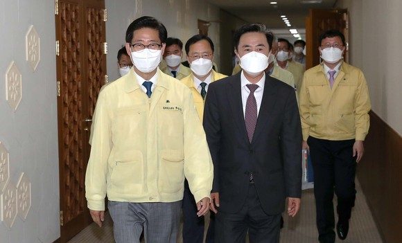 지난 9일 양승조 지사와 김태흠 당선인은 충남 미래 발전을 위해 도청 접견실로 이동하고 있다. ⓒ 충남도