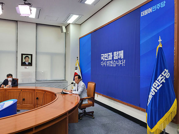 우상호 더불어민주당 비대위원장은 12일 당대표실에서 기자간담회를 진행했다. = 박성현 기자