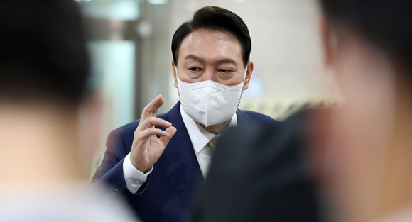 윤석열 대통령은 민주당이 발의 예정인 국회법 개정안과 관련해 원칙론을 강조했다. ⓒ 연합뉴스