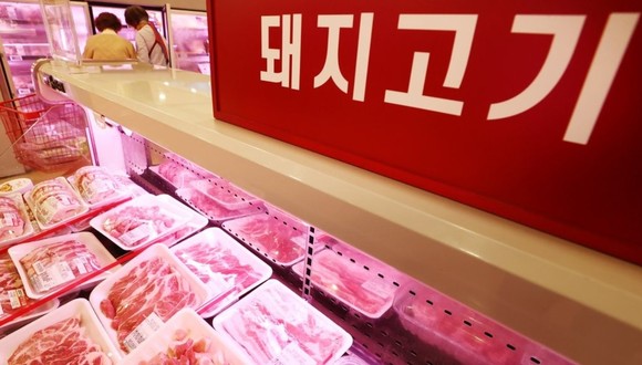정부가 발표한 민생안정 대책에는 주요 수입 식료품과 산업 원자재에 부과되는 관세와 부가가치세를 깎아주는 내용이 대거 포함됐다. 사진은 이날 서울 시내 한 대형마트에 진열된 수입산 돼지고기. ⓒ 연합뉴스
