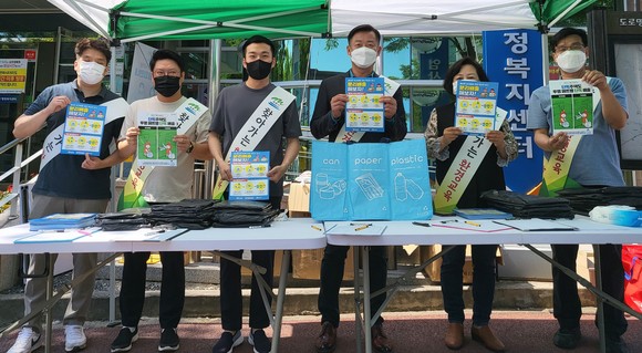 엄사면 행정복지센터 앞에서 '찾아가는 환경교육'을 실시하고 있다. ⓒ 계룡시