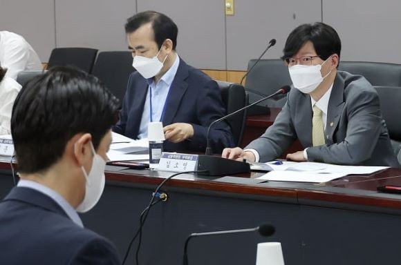 금융위원회는 14일 오전 정부서울청사에서 김소영 부위원장 주재로 금융시장 점검회의를 열고, 최근 변동성이 확대 중인 국내외 금융시장 동향과 리스크 요인을 금융감독원 및 국제금융센터와 함께 점검했다. ⓒ 금융위원회