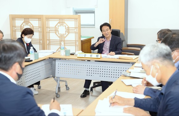 강진원 강진군수 당선인이 인수위 구성 대신, 직접 업무보고를 받고 있다. ⓒ 강진군