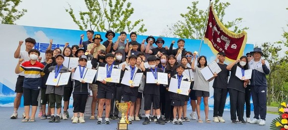 충남요트팀 제34회 대통령기 시·도대항 전국요트대회에서 종합 '우승'을 차지 후 기념촬영을 하고 있다. ⓒ 보령시