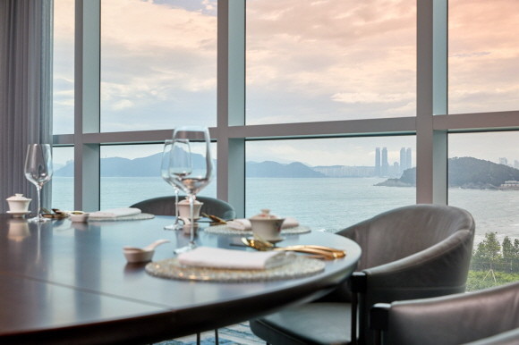 시그니엘 부산이 오픈 2주년 기념 이벤트를 준비했다. © 롯데호텔