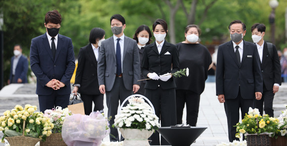 김건희 여사의 봉하마을 방문 사진 등장한 인물들에 대한 논란이 계속되고 있다. ⓒ 연합뉴스