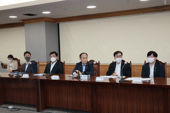 이창용 한국은행 총재가 16일 서울 중구 은행회관에서 열린 비상 거시경제금융회의 백브리핑에서 발언하고 있다. ⓒ 한국은행