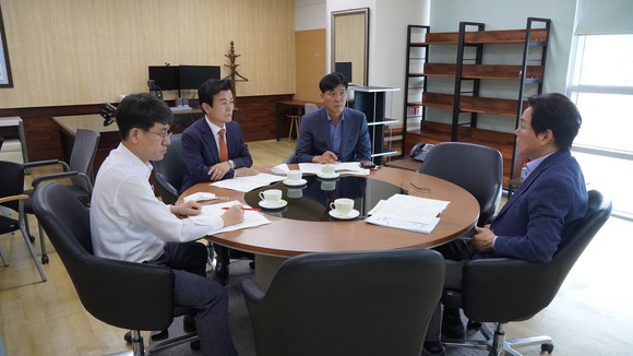 조규일 진주시장이 박완수 경남도지사 당선인에게 지역현안을 건의하고 있다. ⓒ 진주시