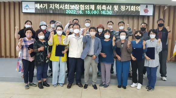 전의면은 지난 15일 전의면행정복지센터에서 '제4기 지역사회보장협의체 신규위원 위촉식' 개최 후 기념촬영을 하고 있다. ⓒ 세종시