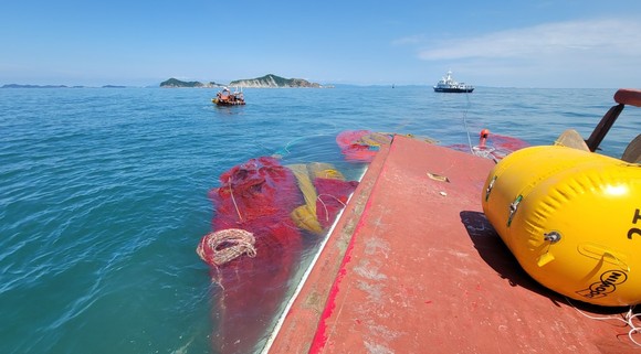 전복선박 주변에 산재한 어구로 접근이 어려운 상황. ⓒ 보령해경