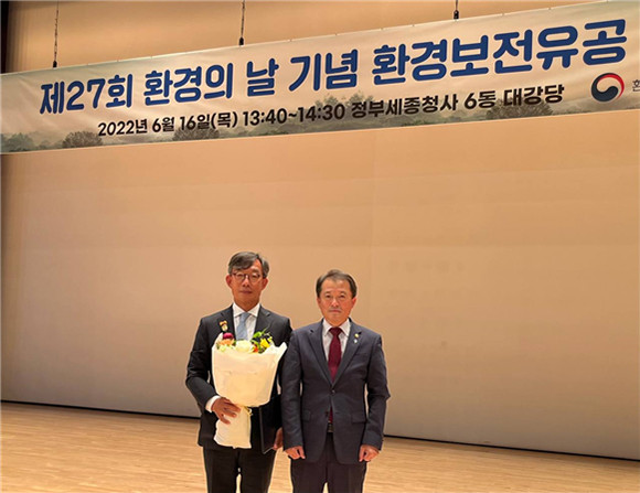 김기정 그린포스트코리아 대표와 유제철 환경부차관. ⓒ 그린포스트코리아