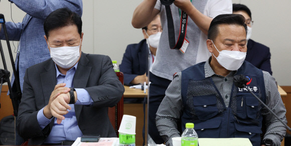왼쪽부터 류기정 한국경영자총협회 전무와 근로자위원인 이동호 한국노총 사무총장. ⓒ 연합뉴스