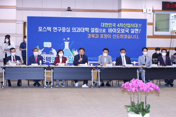17일 포항시청 대회의실에서 이철우 경북도지사가 포스텍 연구중심 의대설립 비전 선포식에서 토론을 주제하고 있다. =김진호 기자
