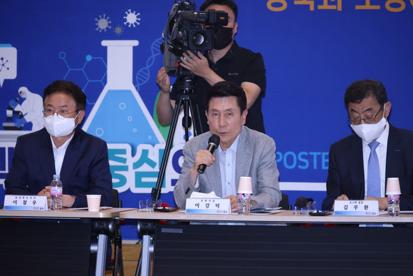 17일 포항시청 대회의실에서 이강덕 포항시장이 포스텍 연구중심 의대설립 비전 선포식에서 인사를 하고 있다. =김진호 기자