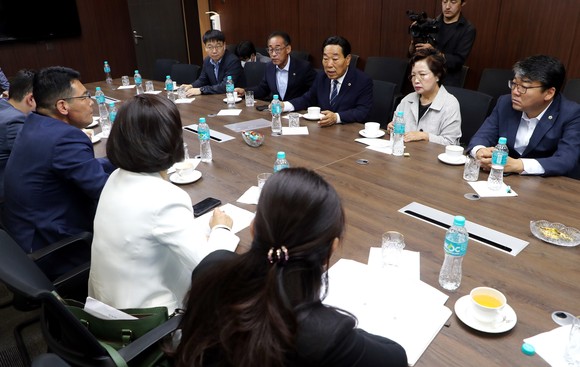 박문희 의장이 지난 16일 몽골 보건부장관, 국회의원 등과 만나 한방의료, 첨단의료, 의료기기 등에 관해 논의하고 있다. ⓒ 의회사무국