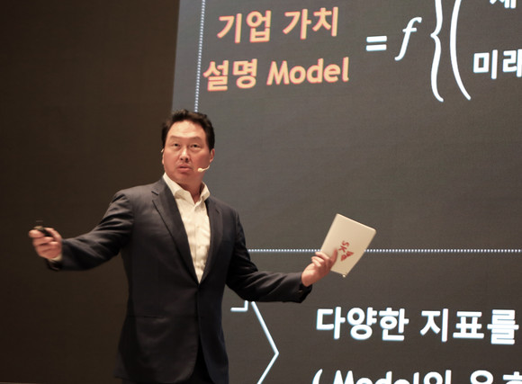 최태원 SK그룹 회장이 지난 17일 서울 광진구 그랜드 워커힐 서울에서 열린 ‘2022년 SK 확대경영회의’에서 마무리 발언을 하고 있다. ⓒ SK