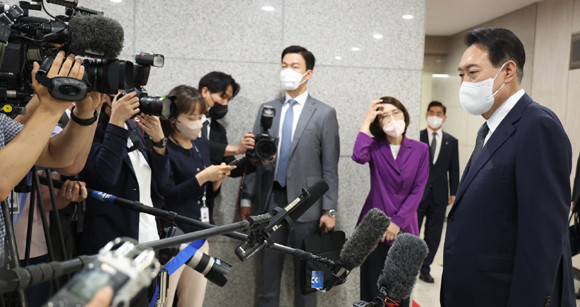 윤 대통령은 20일 용산 대통령실 출근길에 기자들과 만나 지난 19일 정부 서울청사에서 열린 비상경제장관회의 관련해 답했다. ⓒ 연합뉴스