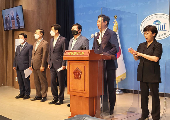 21대 전반기 국방위원회 소속 더불어민주당 의원들은 20일 국회 소통관에서 서해 공무원 피살 사건에 대한 입장을 밝혔다. = 박성현 기자