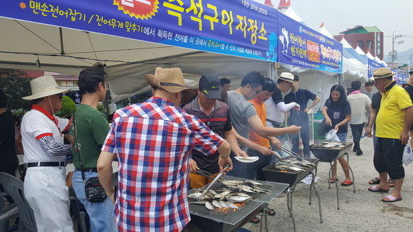 삼천포항 자연산 전어축제 즉석구이. ⓒ 사천시