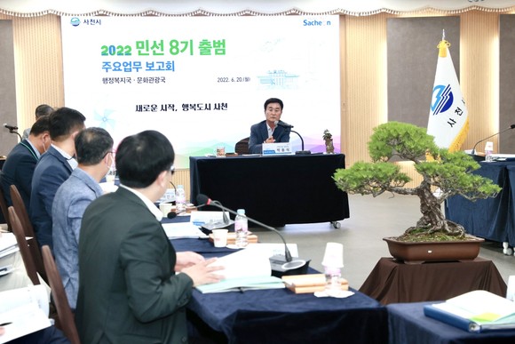 박동식 사천시장 당선인이 시정 현황을 보고받고 있다. ⓒ 사천시