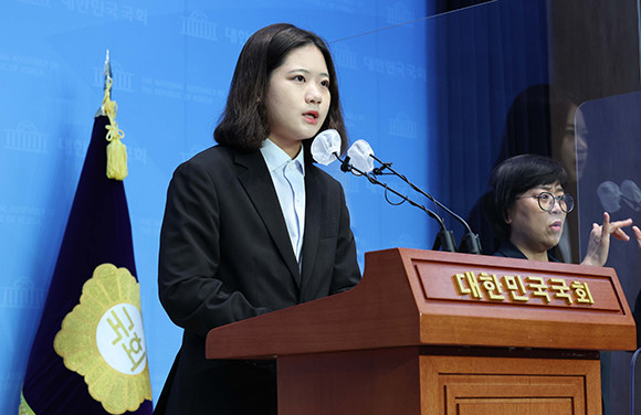 박지현 전 더불어민주당 공동비상대책위원장은 성희롱 발언 논란으로 당원권 정지 6개월 처분을 받은 최강욱 의원이 반발하는 모습에 대해 심정을 밝혔다. ⓒ 연합뉴스