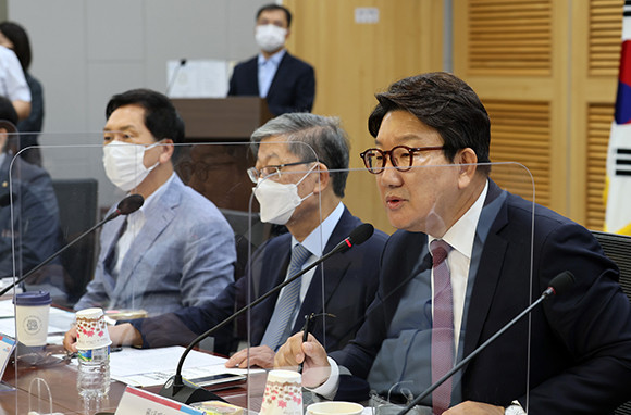 권성동 국민의힘 원내대표는 22일 미래전략 2024, 김황식 전 국무총리에게 듣는다 세미나에 참석했다. ⓒ 연합뉴스